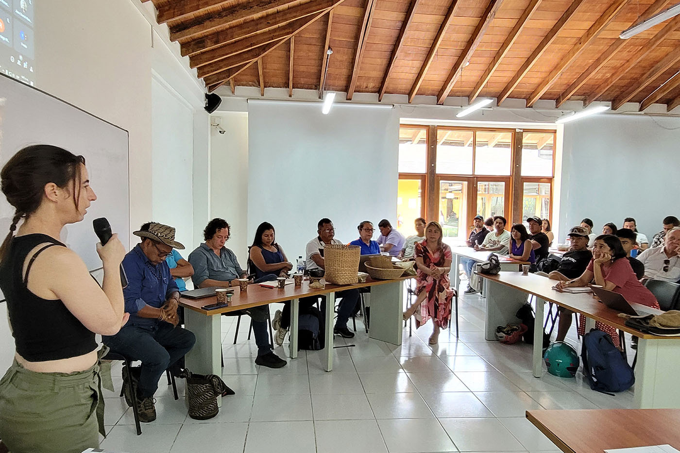 Diálogo entre conocimiento indígena y académico para promover la educación en la Amazonia.